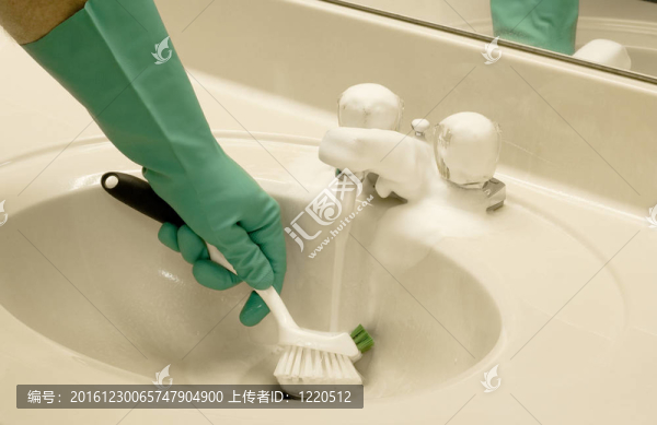 用磨砂刷清洗水槽