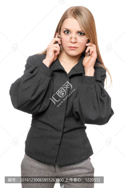 在一個(gè)灰色的西裝不滿的金發(fā)年輕人像