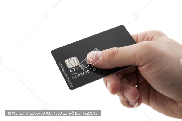 用黑色信用卡