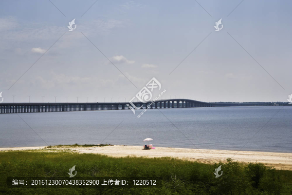 寧靜的七月海灣海岸