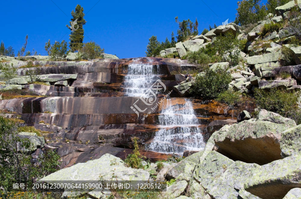 山地景觀。Waterfall,Mramorniy（大理石）。西伯利亞天然公園ergaki。