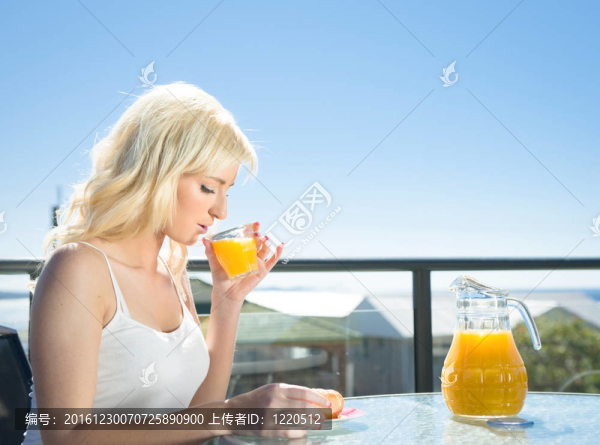 咖啡廳的女人早餐