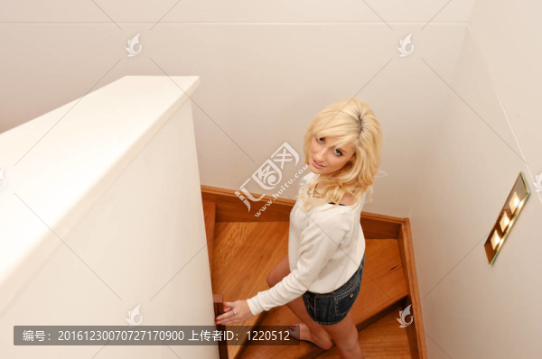 年輕女子爬樓梯