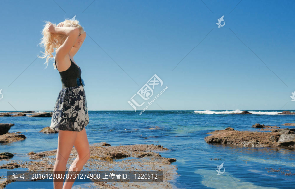 海上礁石上的年輕女子
