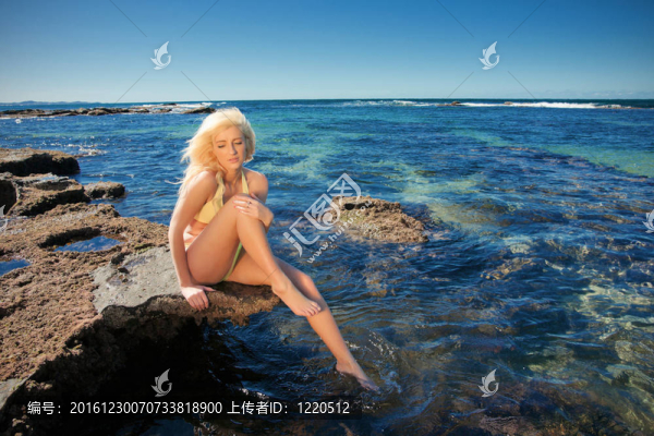 海上礁石上的年輕女子