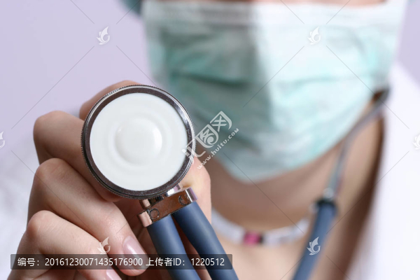 年輕的醫(yī)生用聽診器。