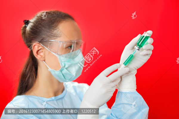 年輕的女醫(yī)生與紅安瓿和注射器準(zhǔn)備注射