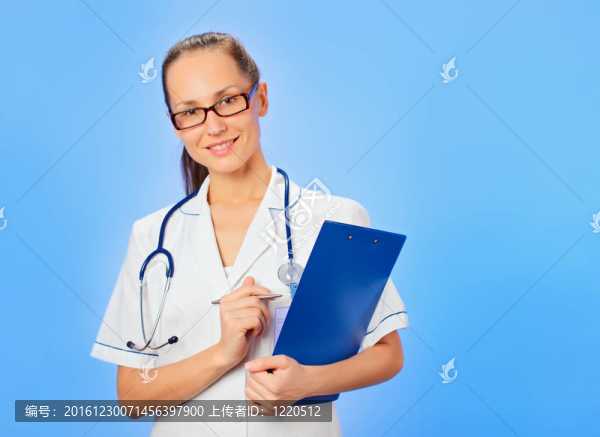 年輕漂亮的女醫(yī)生寫在剪貼板上；腰部高肖像藍(lán)色