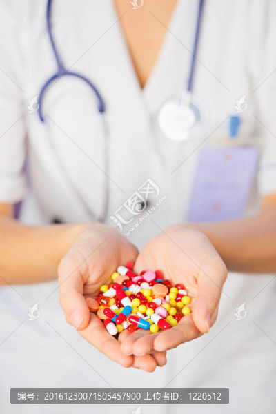 藥片和藥片在醫(yī)生的手上堆積在藍(lán)色的背景上