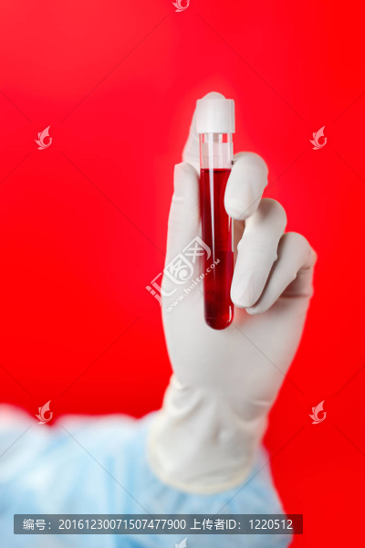 用戴著手套的手流體樣品特寫紅色背景上的醫(yī)療測(cè)試管