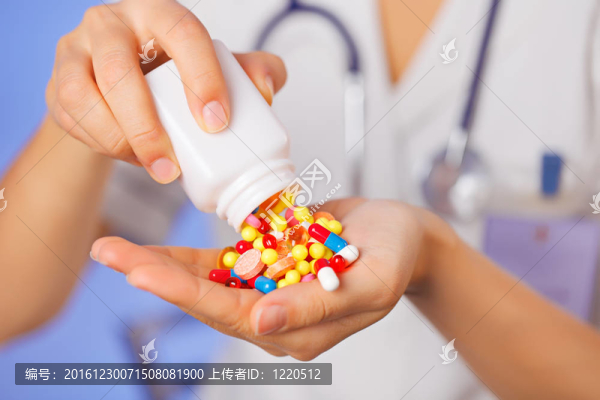 藥丸；藥片和藥物在瓶子上從醫(yī)生的手藍色背景