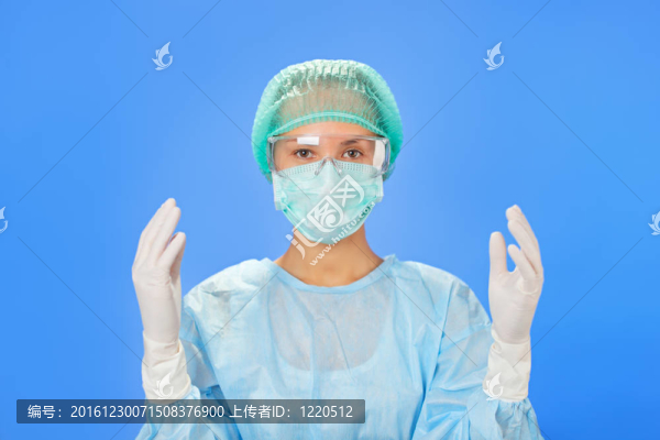 年輕漂亮的外科醫(yī)生（女）手術(shù)前穿藍(lán)色