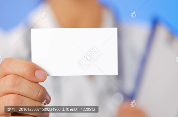 醫(yī)生（女）持有空白的名片與副本空間藍(lán)色