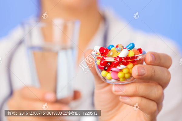 丸；片劑和藥物在醫(yī)生的手堆；放大圖