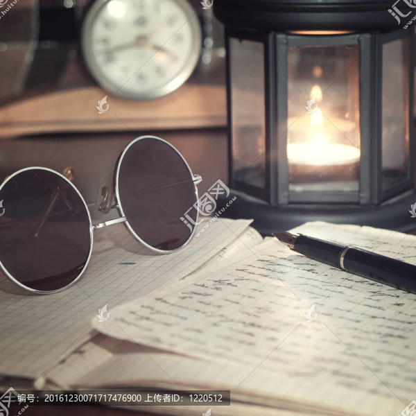 燭光下的一本打開的舊書