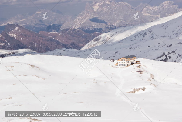 蒼白的圣馬蒂諾高原；Dolomites