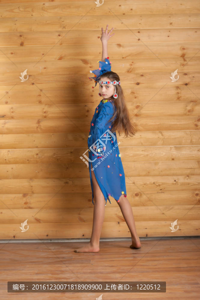 穿藍(lán)色裙子跳舞的女孩