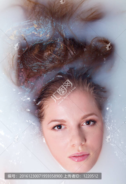 女人在洗澡