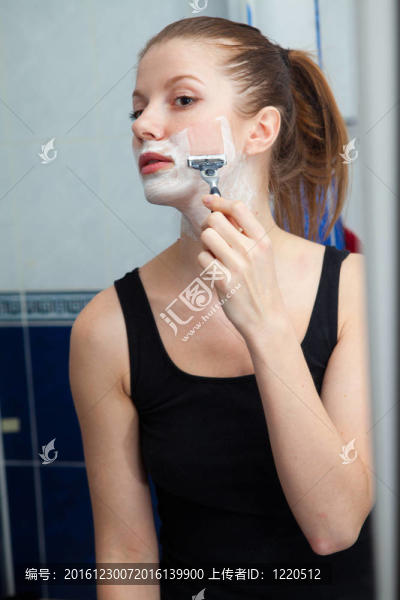 女孩在浴室剃須