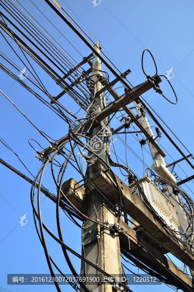 凌亂的電線