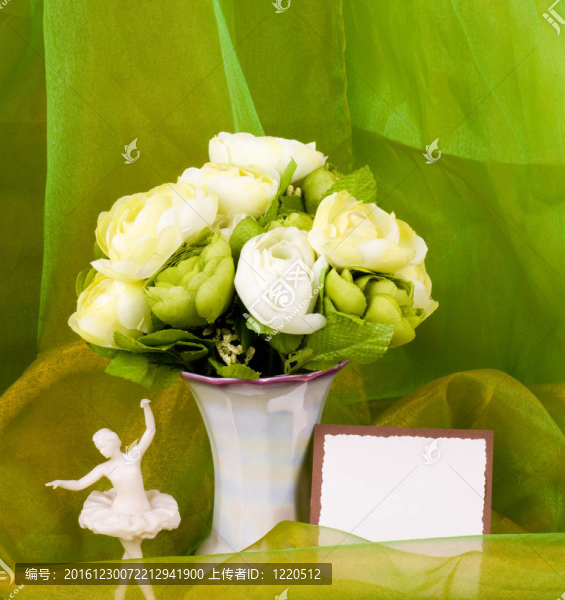 玻璃花瓶里的春花