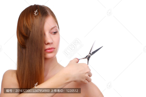 女人用剪刀