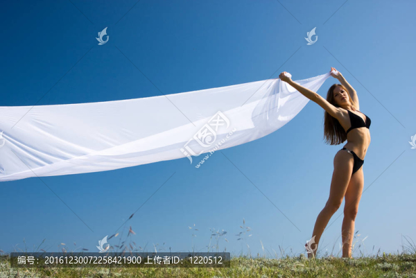 白色物質(zhì)與自然的女人