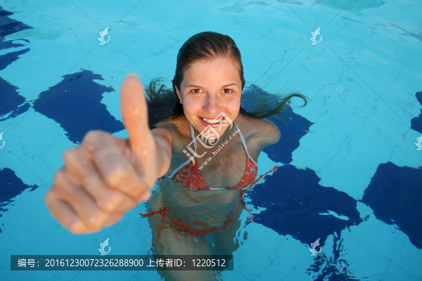 女人在池
