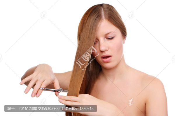 女人用剪刀