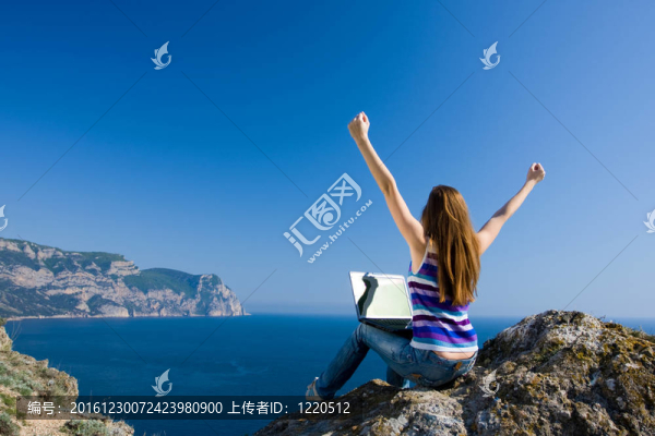 婦女與筆記本電腦和海洋