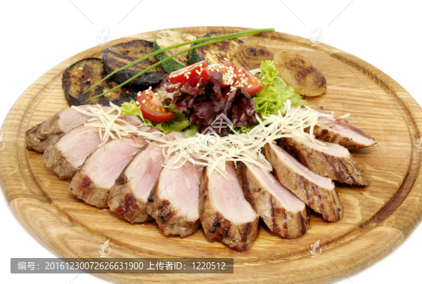 一盤肉和蔬菜