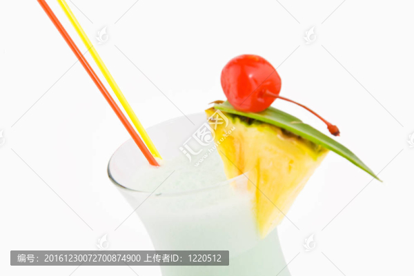 在一個玻璃燒杯中，用一片菠蘿和櫻桃的美味奶昔