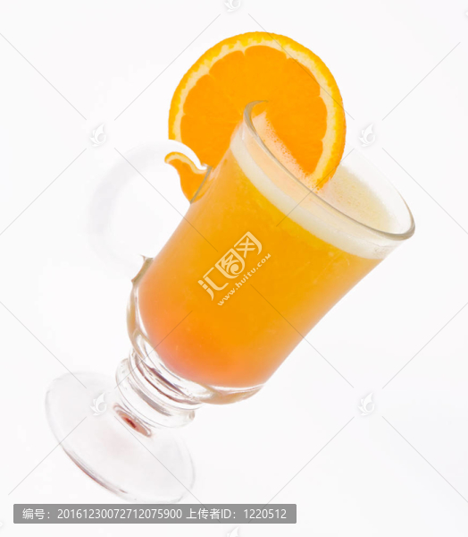在一個玻璃燒杯中，用一片橙色美味雞尾酒的橙汁