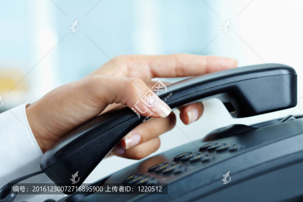 一方面與接收機(jī)