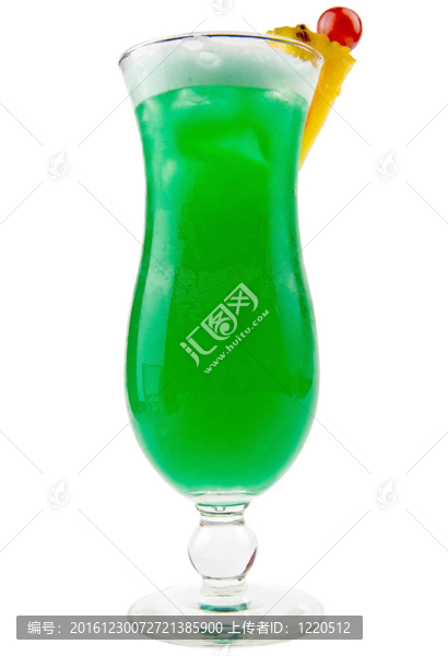 美味的綠色雞尾酒配上新鮮菠蘿片和櫻桃