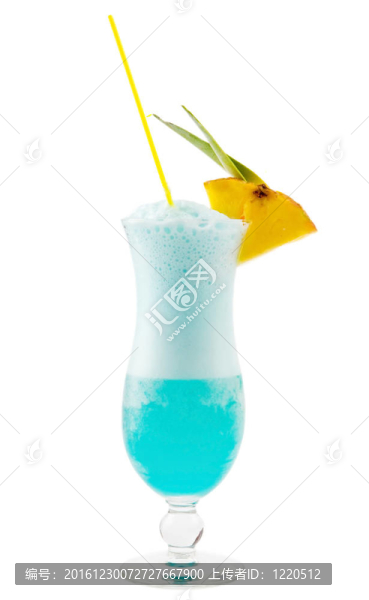 美味的藍(lán)色雞尾酒，上面放著新鮮的菠蘿和綠色的葉子