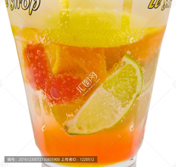 美味的新鮮雞尾酒，有橙片；草莓；檸檬和酸橙