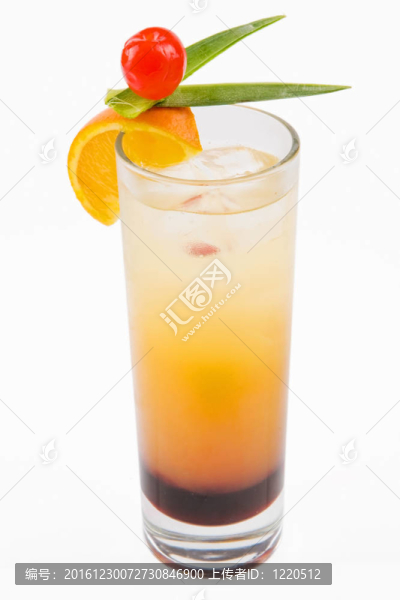 美味的清新雞尾酒，上面有橙片和櫻桃