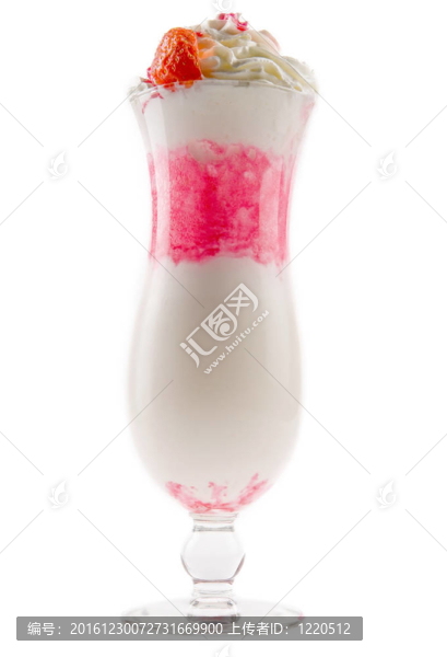 美味的奶昔與大塊新鮮草莓和奶油