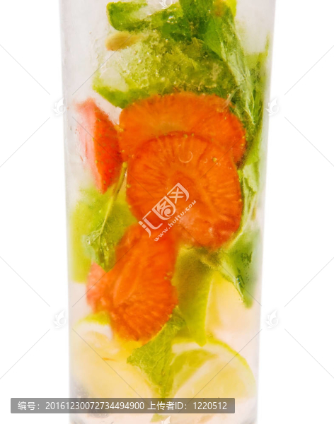 一種鮮美爽口的Mojito青檸片；草莓和薄荷