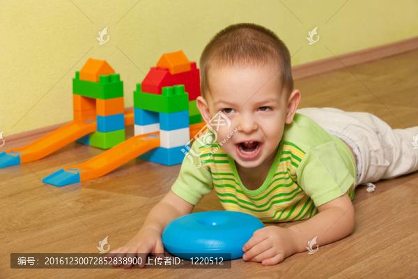 孩子們在教室里喊孩子