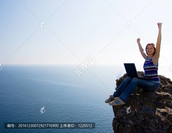 婦女與筆記本電腦和海洋