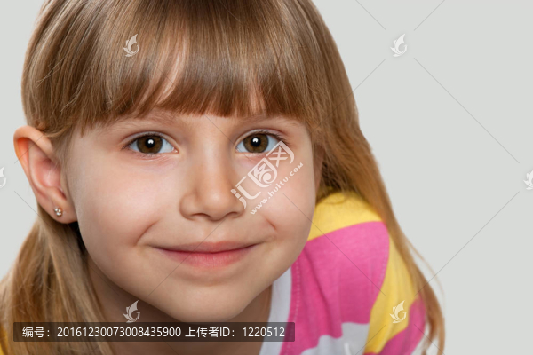 微笑的小女孩肖像