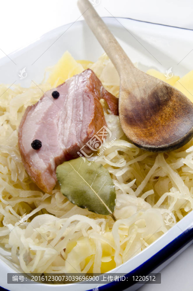 蒸酸菜豬肉和煮土豆