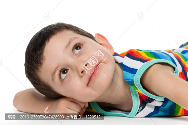 男孩抬頭