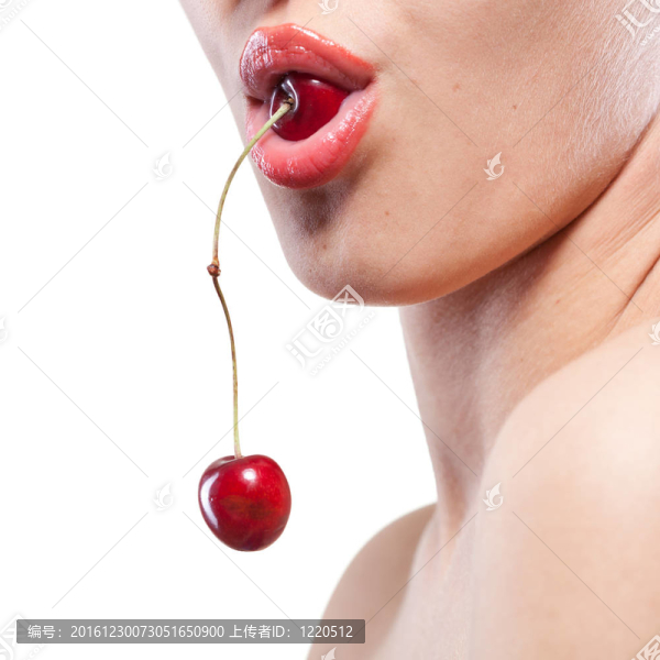年輕的女孩與白色隔離櫻桃