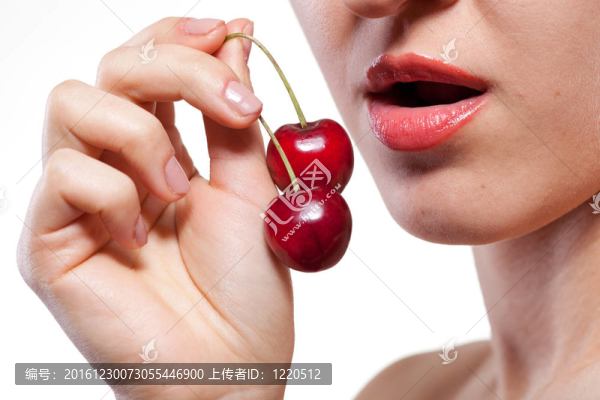 年輕的女孩與白色隔離櫻桃