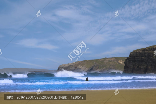 沖浪者在懸崖附近