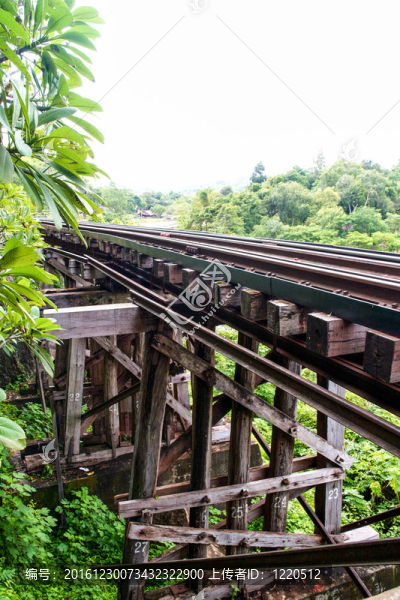 泰國(guó)山與河上的鐵路