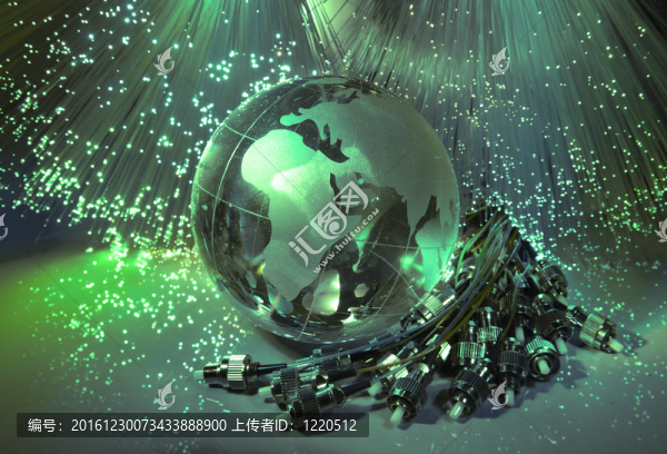 地球儀對光纖背景的計算機數(shù)據(jù)概念